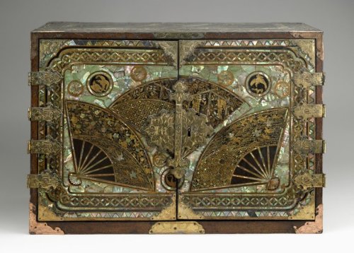 Portable Desk, japanese laquerware for western markets, 16th-17th century. via Brooklyn Museum.