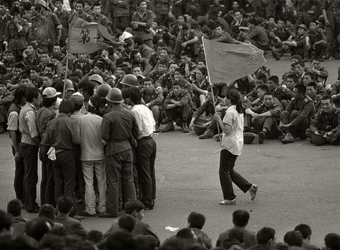 Tranquil if not peaceful moments on Tian’an Men (天安门广场) in Beijing on June 4, 1989. Found on R