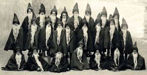 Enfants déguisés en Père Noël, France, 1910. 