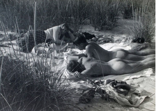 newloverofbeauty: George Platt Lynes:  Paul Cadmus, Jared French and Margaret Hoening on Fire Island,  (1939)