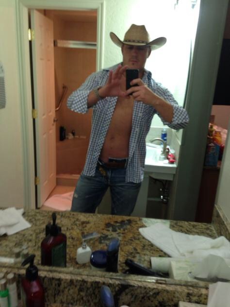 catfishing101:  This is Lee. He’s 33 and from Florida. He loves never using a rubber or if he has too, putting it on wrong so he busts through it anyway. 