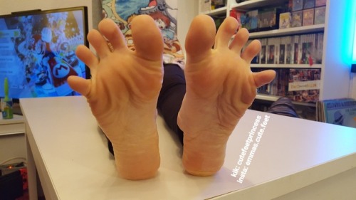 emmas-cute-feet: love my feet and get your own stinky socks m.youtube.com/channel/UCbpOjIqT