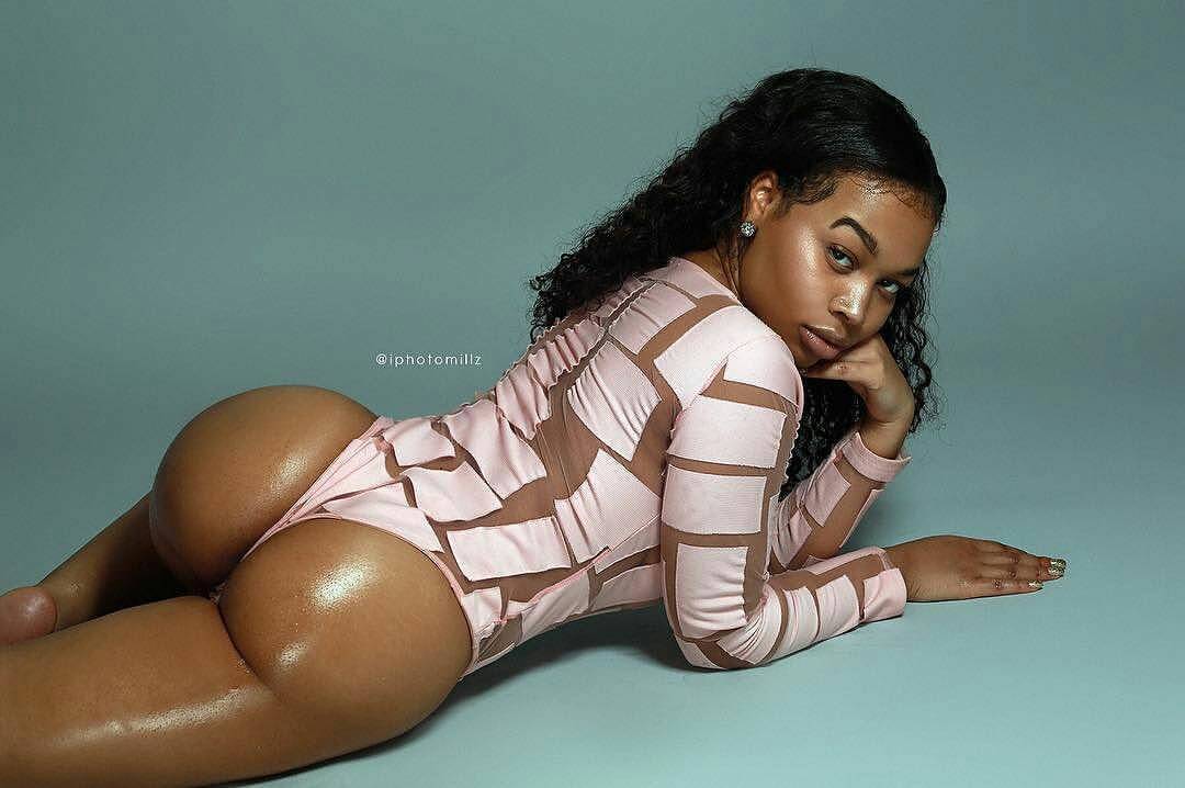 thicksexyasswomen:  thegrocerylista1:  #topnotch_baddies  Featured Model @eriana.celissia