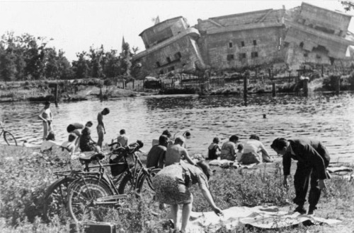 enrique262: The demolition of Berlin’s Zoo flak tower, known in german as the Flaktu