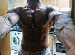 peakmuscle:  Chris Dvein