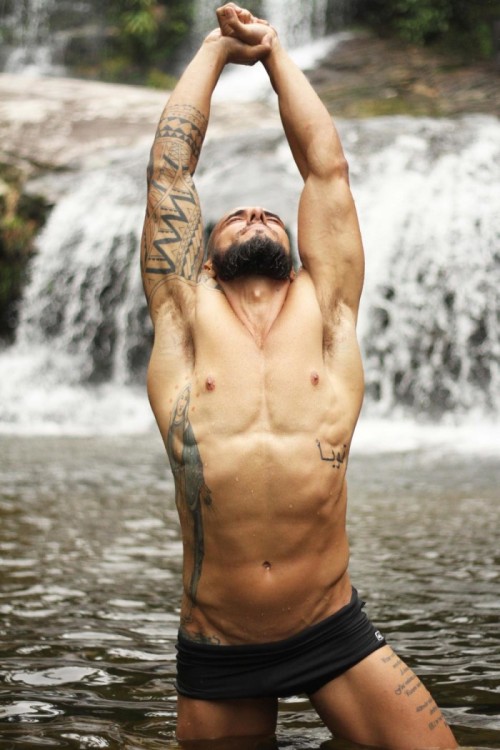 decejossecretos:    DIEGO TAVARES   Diego Tavares é musico do Grupo de Pagode Zona Sul, que em 2010 ganharam o tão concorrido Garagem do Faustão. Por sua beleza se destacar nas horas vagas atua como modelo em sua cidade e regiões. Na pele de um surfista