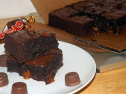 sweethartscakesandbakes:  Ooey gooey chocolate rolo brownies!