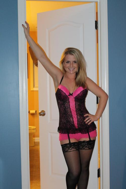 hornyamateurcouple:  A nice submission from Slutty Wife, she looks more of a sultry wife to me, but I guess the rest of the photo set may have proved me wrong 😉