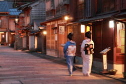 geisha-kai:  Two geiko san from Kanazawa