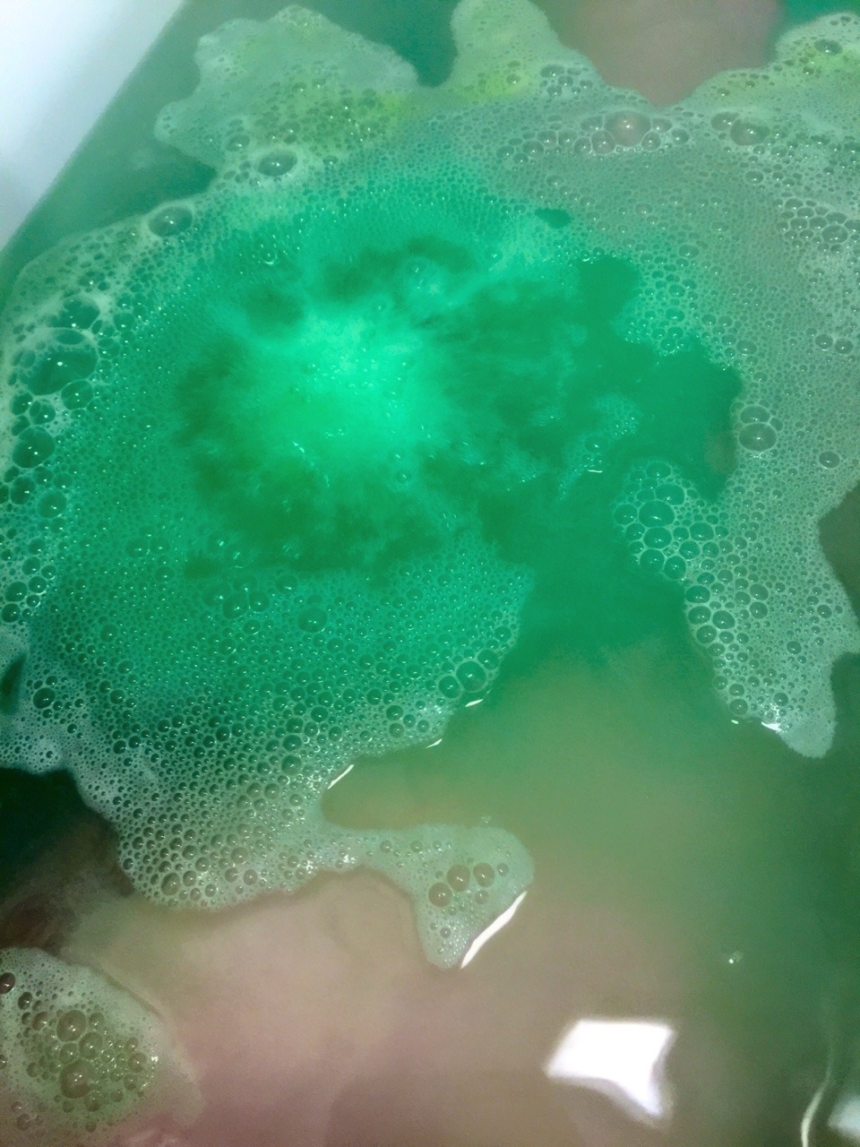 fatandfabulousmermaid:  Avo Bathbomb from Lush 🍋💚  ((there’s no fucking avocado