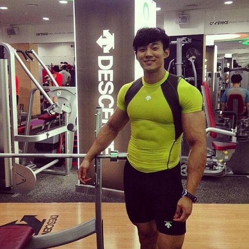 73701454:  pt-kid:  sgprotein:  apolloandares:  Choo Hyung Joo  I’m feeling it.   Feel very fake…  물건이 본인꺼 맞나??ㅋ 