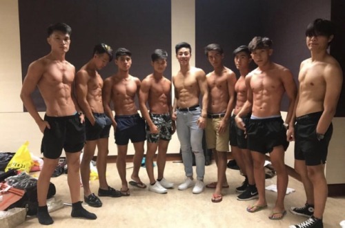 fuckyeahfuckstory: sgyoungboys: Which one would you pick? I’ll take the white tee guy who took