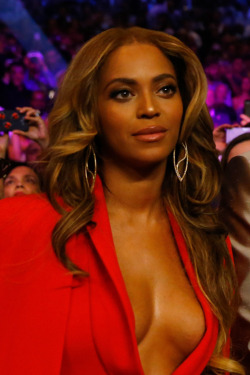 girlsluvbeyonce:   Beyoncé attends the welterweight