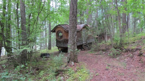 earthsongs:  tinyhousecanada:  The Gypsy Wagon.  Been absolutely obsessed with tiny houses lately. When Jimmy and I both graduate I want to build our own mobile tiny home and go all over the place :)