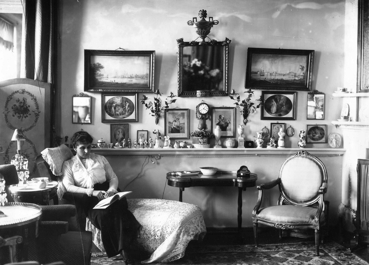 sovietpostcards:  Duchess Maria Trubetskaya reading. Photograph by Karl Bulla (1914)