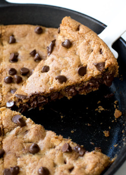 foodffs:  BROWN BUTTER CHOCOLATE CHIP SKILLET COOKIEReally nice recipes. Every hour.Show me what you cooked!