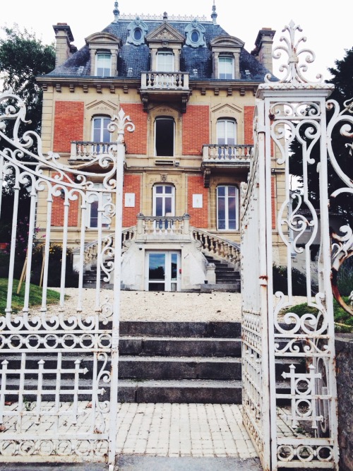 stunningmrc:i’m staying in a castle in france tonight