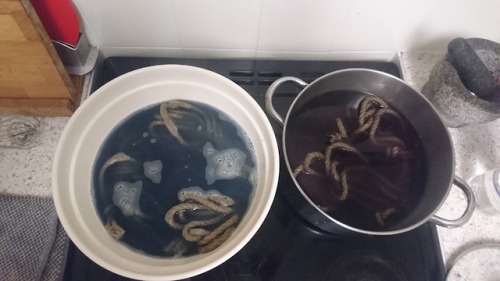 Trying out some natural rope dye using red cabbage. Grey/Blue on the left by adding some bicarb and 