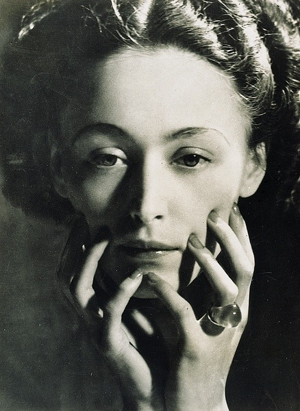 edelinelee:  Nusch Eluard, 1935. Photo Dora Maar © Collection of the Centre Pompidou,