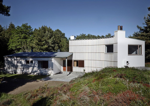 ofhouses:  1013. Arne Jacobsen /// Jacobsen Summer House /// Højby, Denmark /// 1936OfHouses presents: Readings, part I - Kenneth Frampton, The Other Modern Movement.   (Photos: © Kira Krøis Ursem. Source: Kjeld Vindum, Arne Jacobsen’s Own Summerhouse,