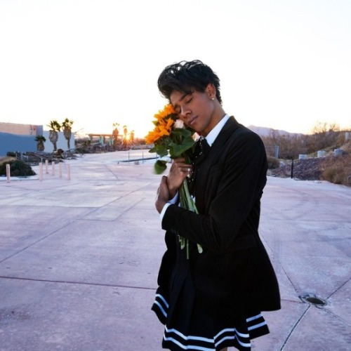 dailykeiynanlonsdale:keiynanlonsdale: A boy and his flowers :) 📷 by @stormshoots 🌻🌹🌸