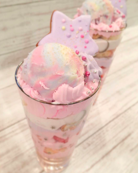 rosy-flavored-icecream:  Rosy Royalty