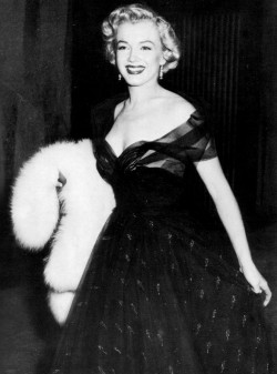 infinitemarilynmonroe:  Marilyn Monroe at the Academy Awards, 1951.