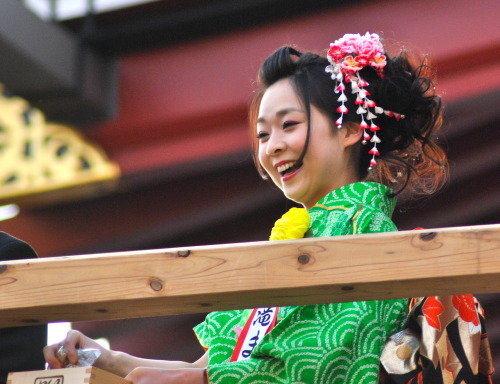 Japanese Girl in a Kimono in TokyoSetsubun at Senso-ji:www.youtube.com/watch?v=NTFQq-muyd0