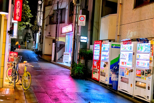 tokyo-fashion:A rainy Saturday night in Harajuku, Japan.