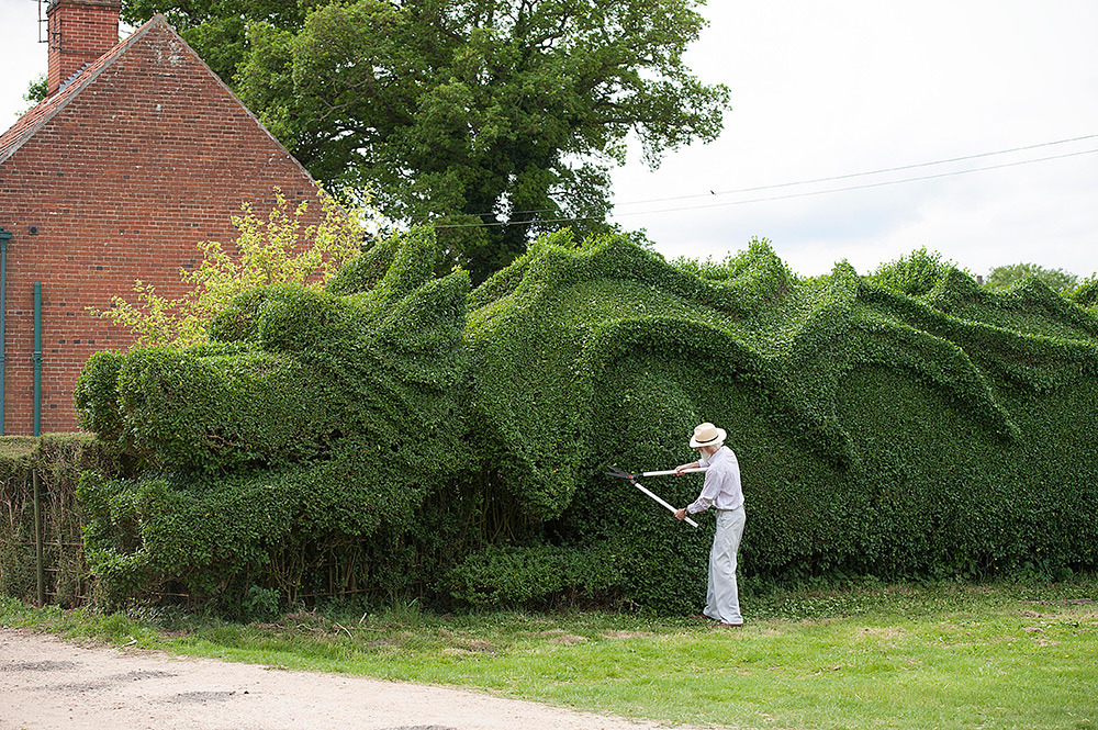 rnanflesh:  itscolossal:  Man Spends a Decade Transforming a Hedge into a Massive