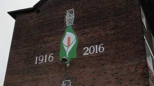 oglaighnaheireann: Mackin Street flats in Dublin showing support for the centenary of the Easter Ris