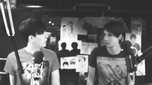waiting-in-the-cold:  just look at their big smiles when they look at each other just stahp it ugh