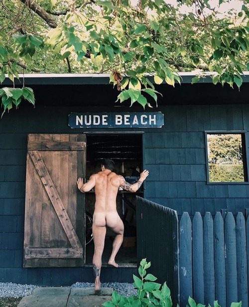 alanh-me:  49k+ follow all things gay, naturist and “eye catching”   