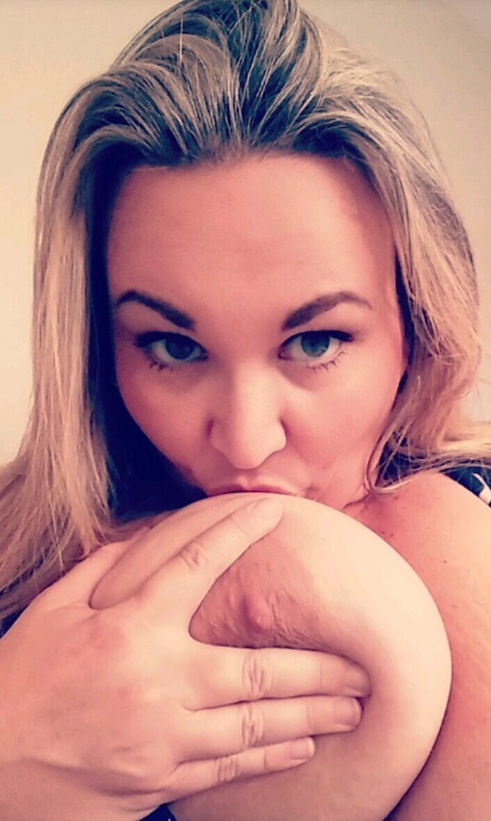 facelesswife:  💋 @tropicaldesire69  ❤️❤️❤️  this girl is NEW and