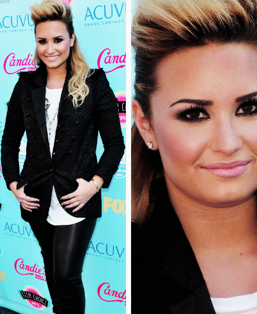 m-ellarks-deactivated20161021:  Demi Lovato at the TCA’s arrivals 