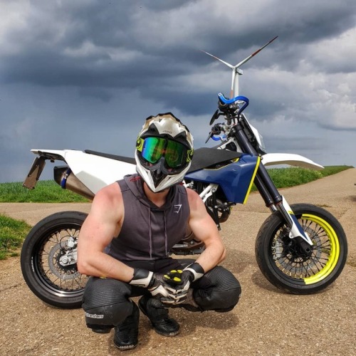 anonymouscrusty: sexymotobros2: More muscle rider guy ❤️ ❤️ ❤️