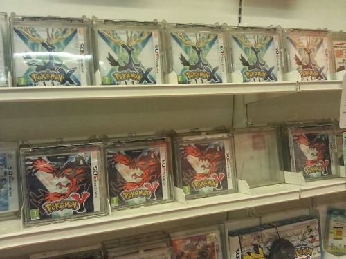 magnetwilightzone:  kyurem:  Some retailers in Canada and Italy released the games lmao  wait. i live in candana  