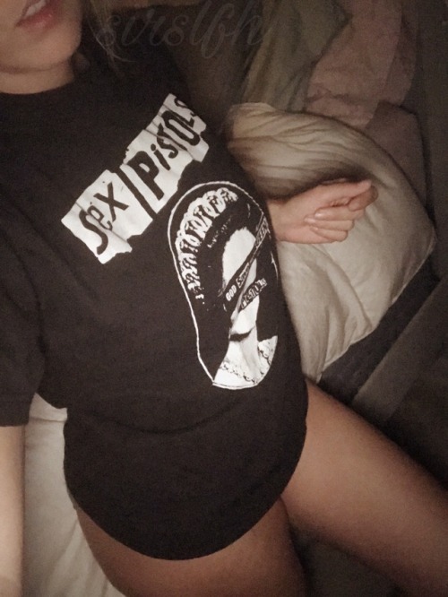 alwayys-hornyy: Thank you for the shirt, Daddy. It fits perfectly w/o panties!sirslfh.tumblr.com