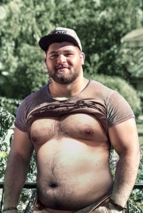 One of the hottest guys I’ve ever seen. Perfect Dadbod.