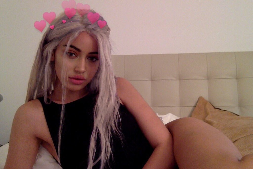 nikeyslut:  A woman.