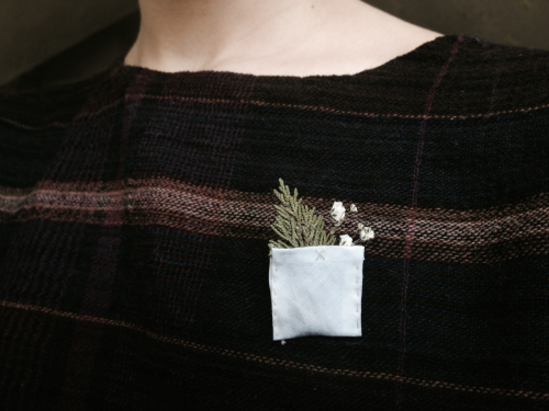 fourchu:  I’ve sewn some tiny pocket pins to carry my collected flowers in!