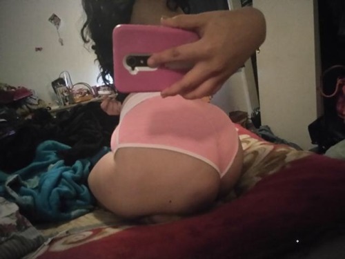 brown-tities:  Latina with huge booty!