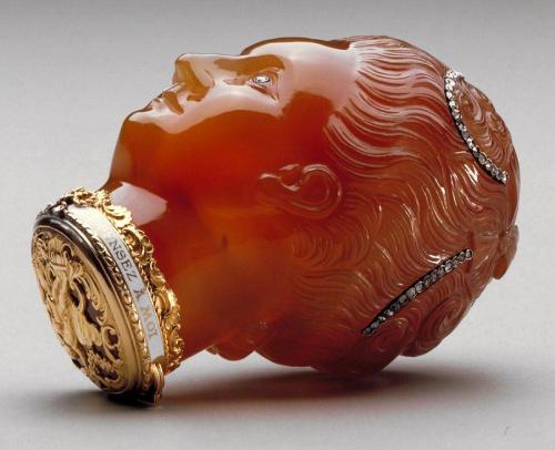 historyarchaeologyartefacts: “See This and Think of Me”- An agate Gentleman’s Snuf