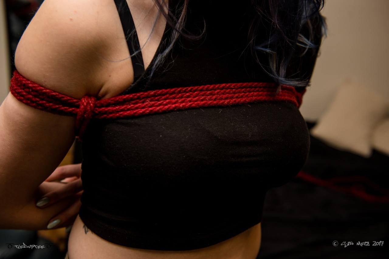 tieduptee:  💙♥ Happy Shibari Sunday! ♥💙Fun little suspension from rope
