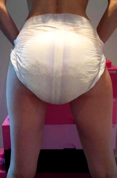  Superfull Tena Maxi Small – 12 pics  It’s Tena day today!I’m wearing a Tena Slip Maxi size small, the old variety with the plastic backing. I’ve been wearing my diaper for a few hours already, and it’s getting pretty full. Not yet full enough