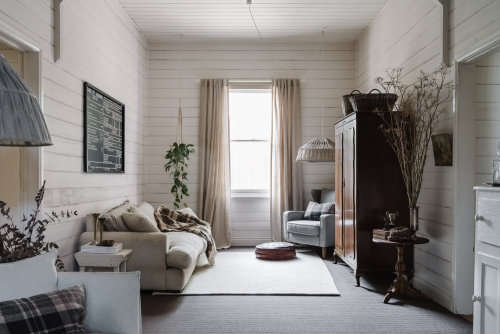 thenordroom:A white vintage weatherboard cottage | photos by Marnie Hawson | more hereTHENORDROOM.CO