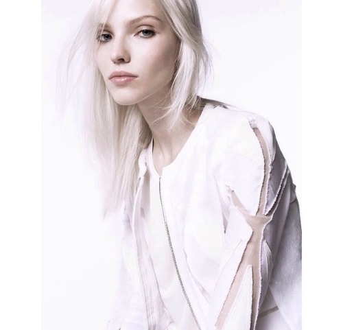 gothprada:  Sasha Luss  짱