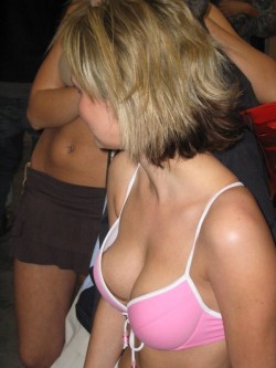 More nip slips and pussy slips pics at http://pussyslip.tumblr.com/