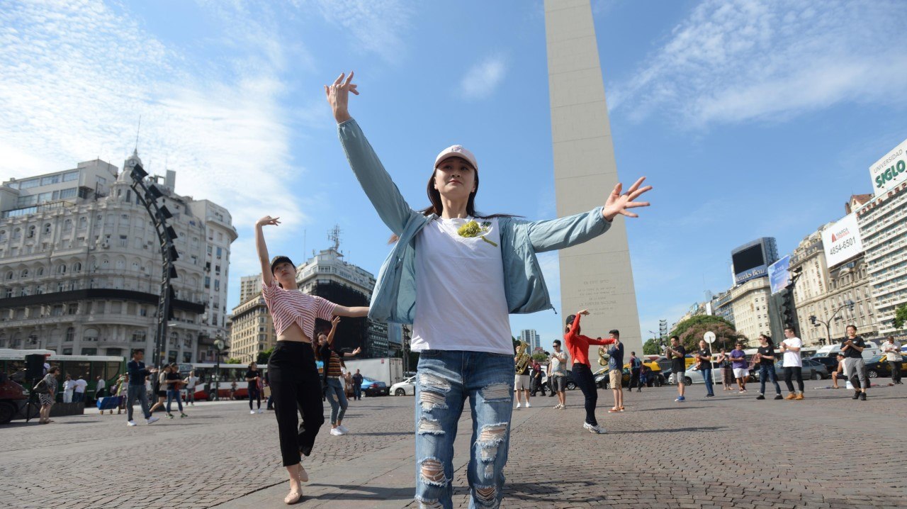 CHINA ANTICIPA EL AÑO DEL PERRO CON UN “FLASHMOB” EN EL OBELISCO.
Una treintena de artistas de Hanzhou China, entre los que hay acróbatas, músicos y magos se acercan hasta el Obelisco porteño para realizar un “flashmob” -acto inusual organizada por...