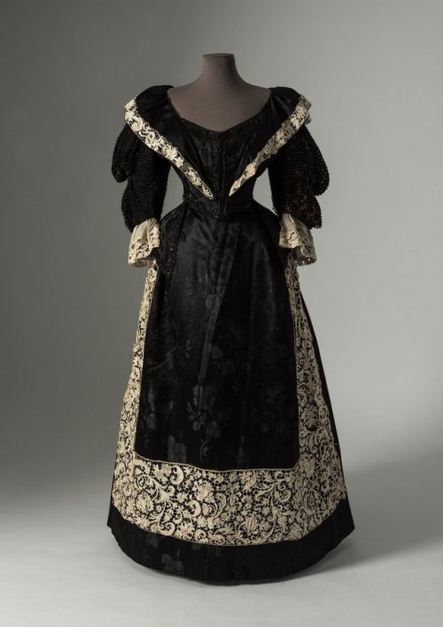 omgthatdress:Dress1890sThe Bath Fashion Museum